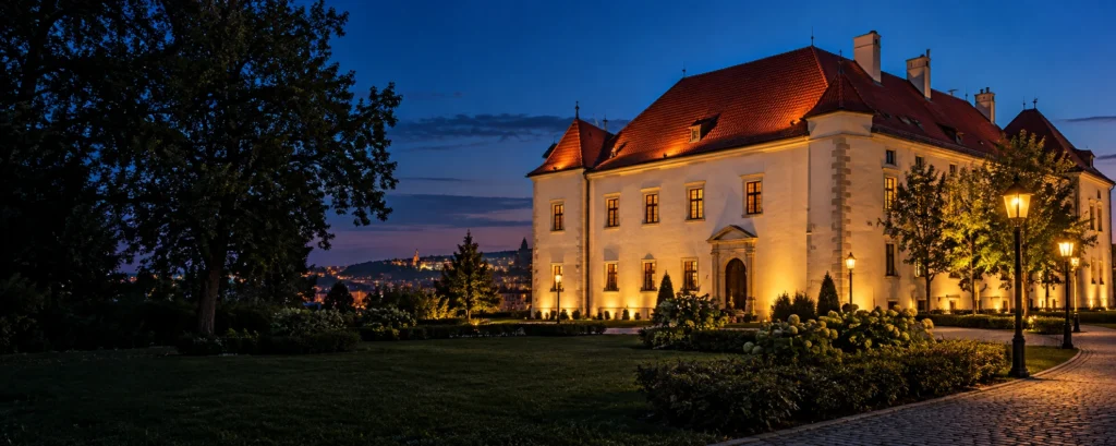 Zamek Żupny w Wieliczce wieczorem w ciepłym oświetleniu